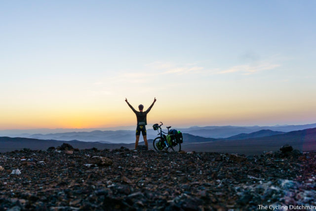 Rick Creemers mit dem Rad in der Atacama-Wüste