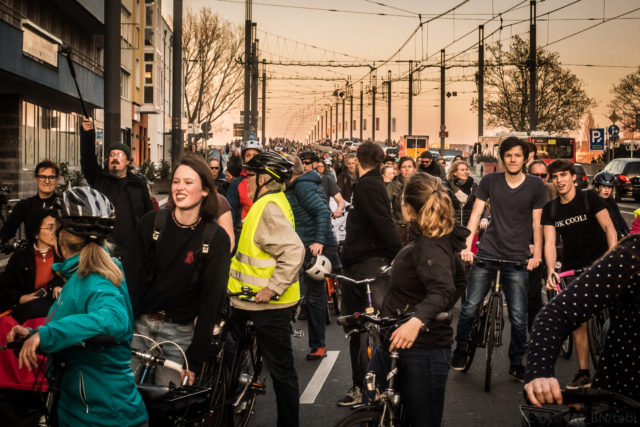 Critical Mass hinter der Kennedybrücke