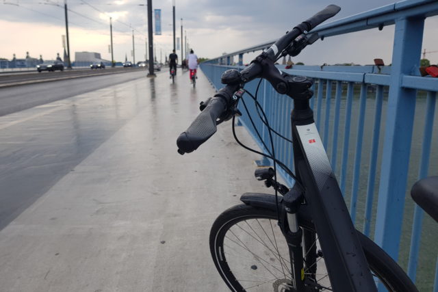 Fahrrad auf der Kennedybrücke in Bonn