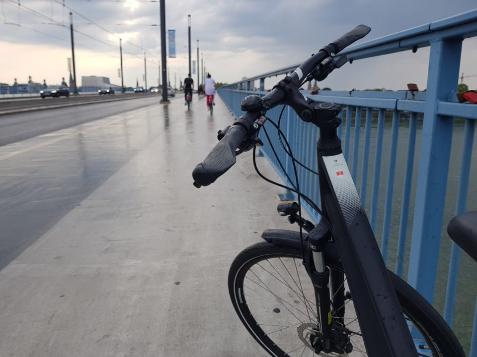 Fahrrad auf der Kennedybrücke in Bonn