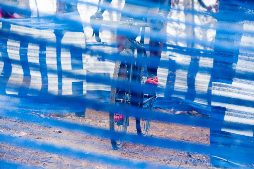 Tipps für dein erstes Cyclocross-Rennen: Cyclocrosser im Schlamm auf einer Rennstrecke