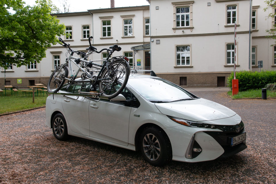 Zwei fahrräder, die auf dem dach des autos montiert sind. auto, das  sportausrüstung transportiert