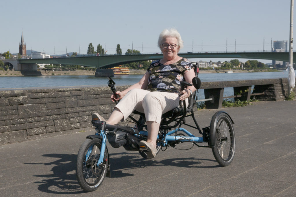 fahrrad trike kippt um und landet auf dem kopf