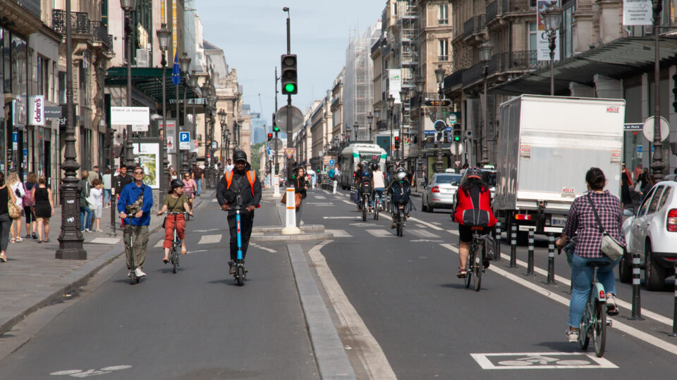 Radfahrer auf der Rue de Rivoli, Paris