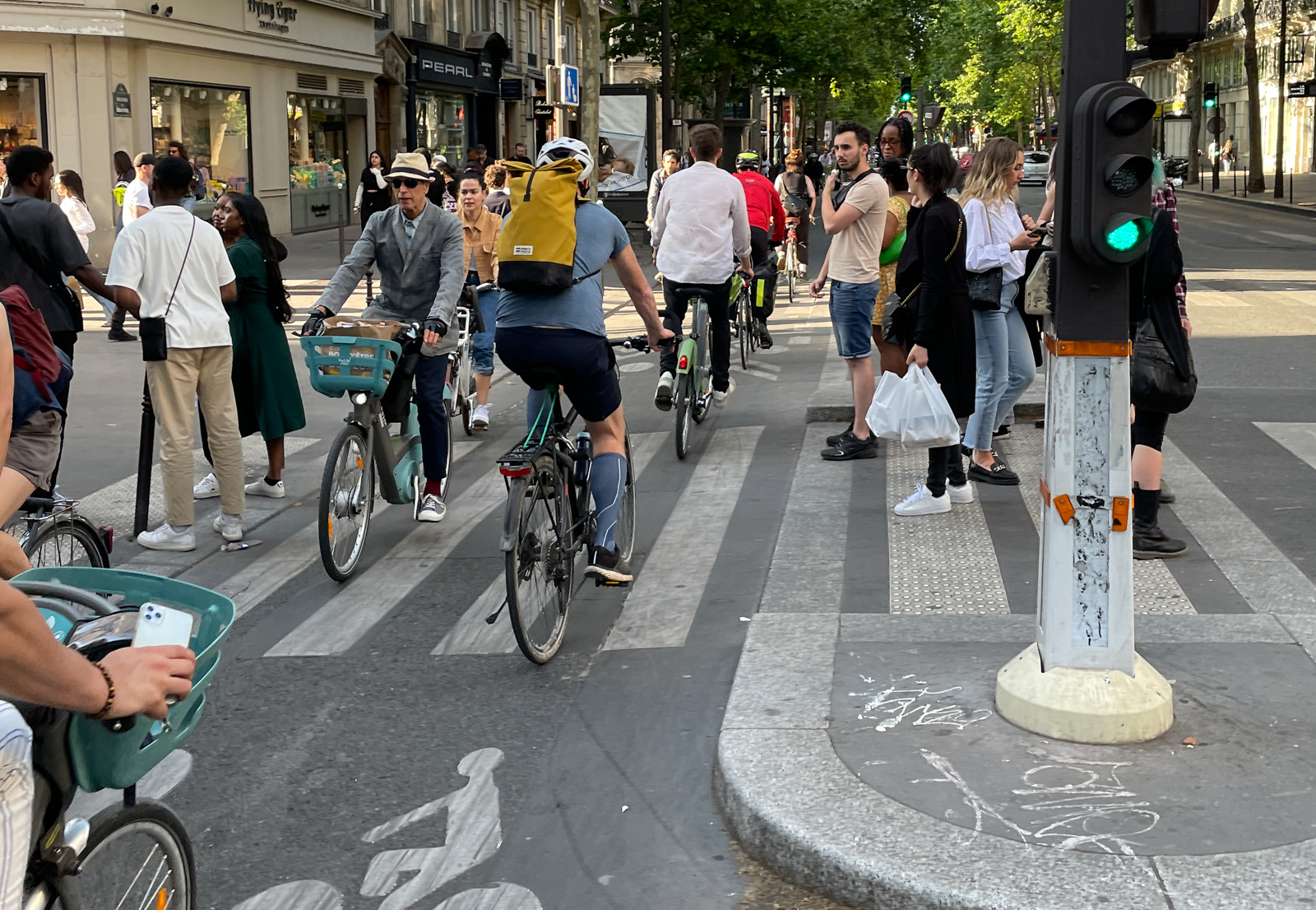 Radfahrer an der Ampel in Paris