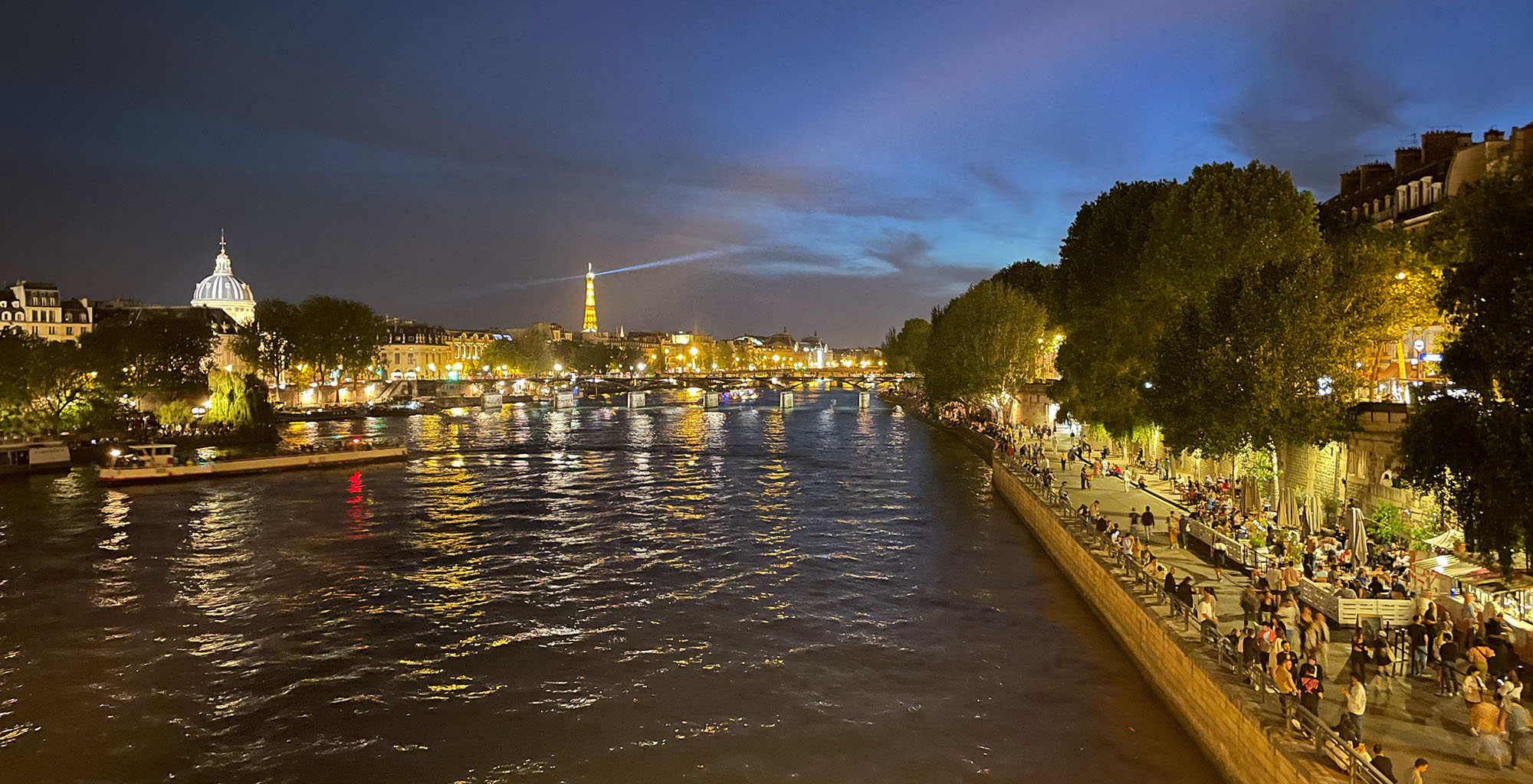 Seine-Ufer in Paris bei Nacht